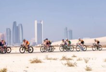Triatletas compitiendo en el segmento ciclista de la WTCS Abu Dabi