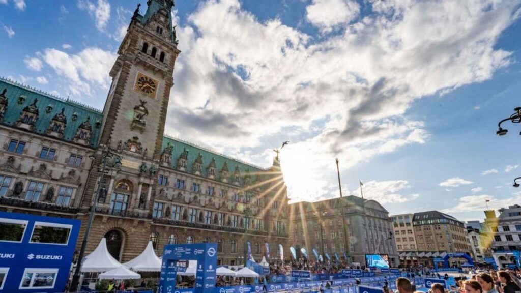 Zona de competición de la WTCS Hamburgo junto al ayuntamiento de Hamburgo