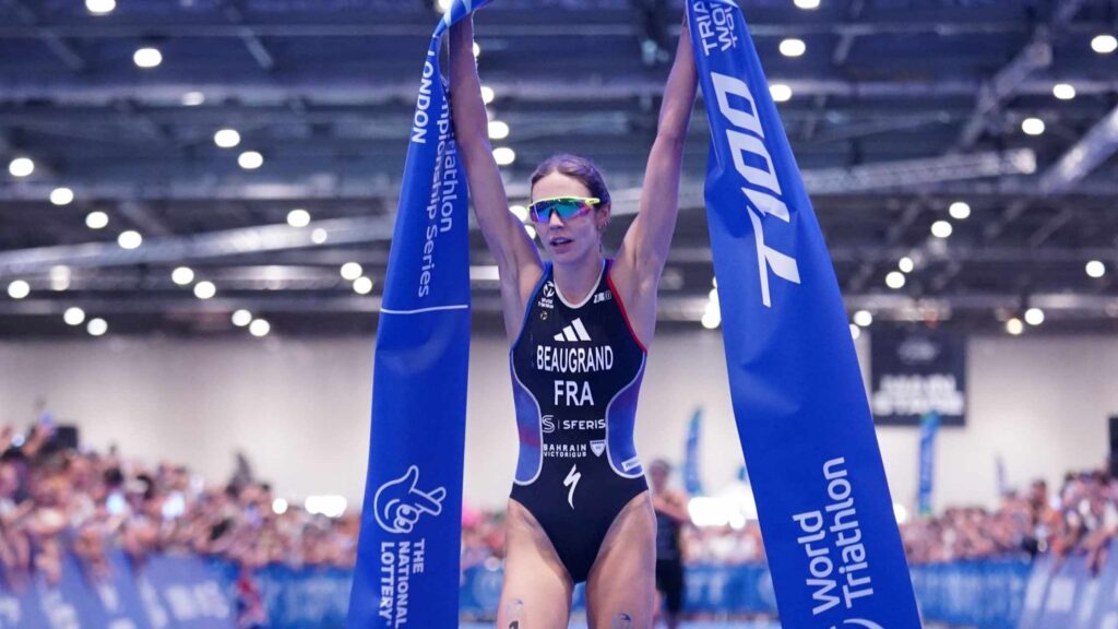 Cassandre Beaugrand cruza la meta como ganadora del WTCS Londres 2026
