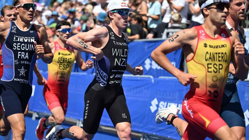 Hayden Wilde corre junto a David Cantero, Antonio Serrat y Yanis Seguin en una prueba de las Series Mundiales de Triatlón