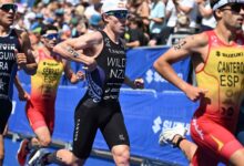 Hayden Wilde corre junto a David Cantero, Antonio Serrat y Yanis Seguin en una prueba de las Series Mundiales de Triatlón