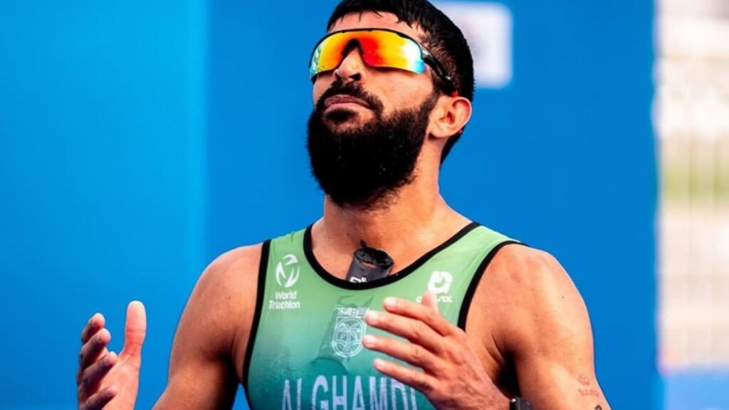 Triatleta Abdulrahman Alghamdi durante una competición de World Triathlon