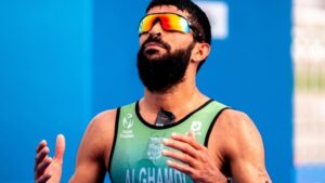 Triatleta Abdulrahman Alghamdi durante una competición de World Triathlon