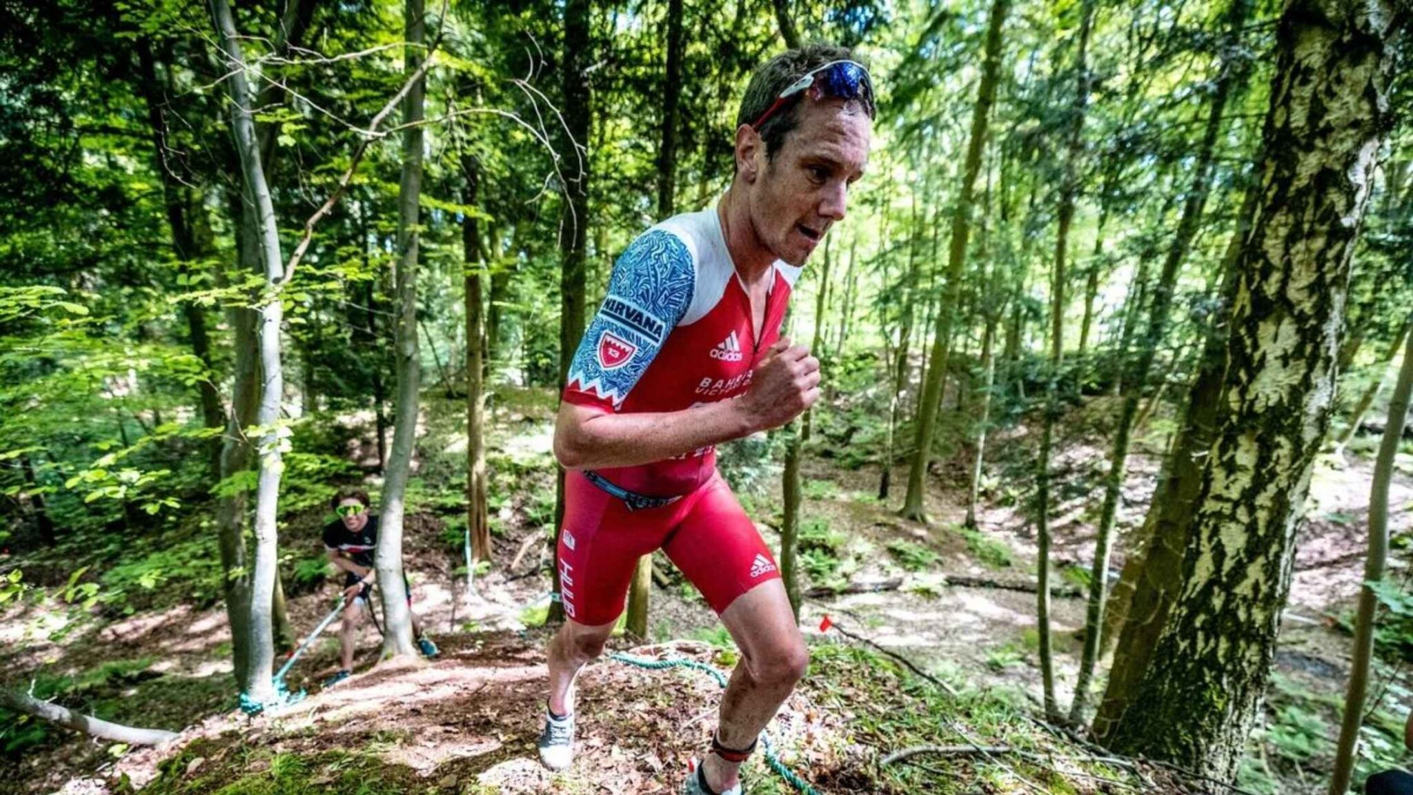 Alistair Brownlee corriendo por un sendero durante una prueba de triatlón off-road