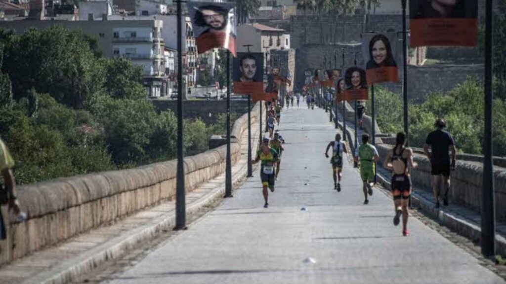 Triatletas compitiendo en Mérida durante una prueba de triatlón