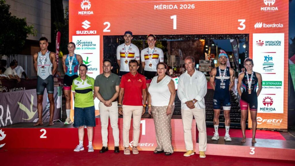 Maite Jiménez-Orta y David Cantero en el podio del Campeonato de España de Triatlón 2026 en Mérida