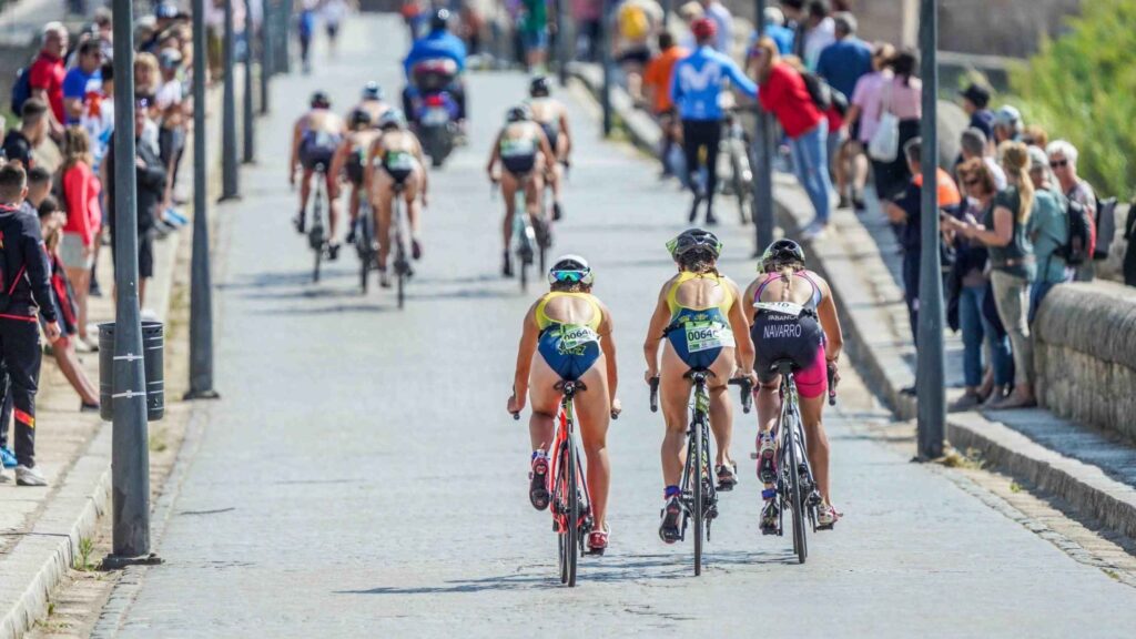 Triatletas durante el segmento ciclista en Mérida