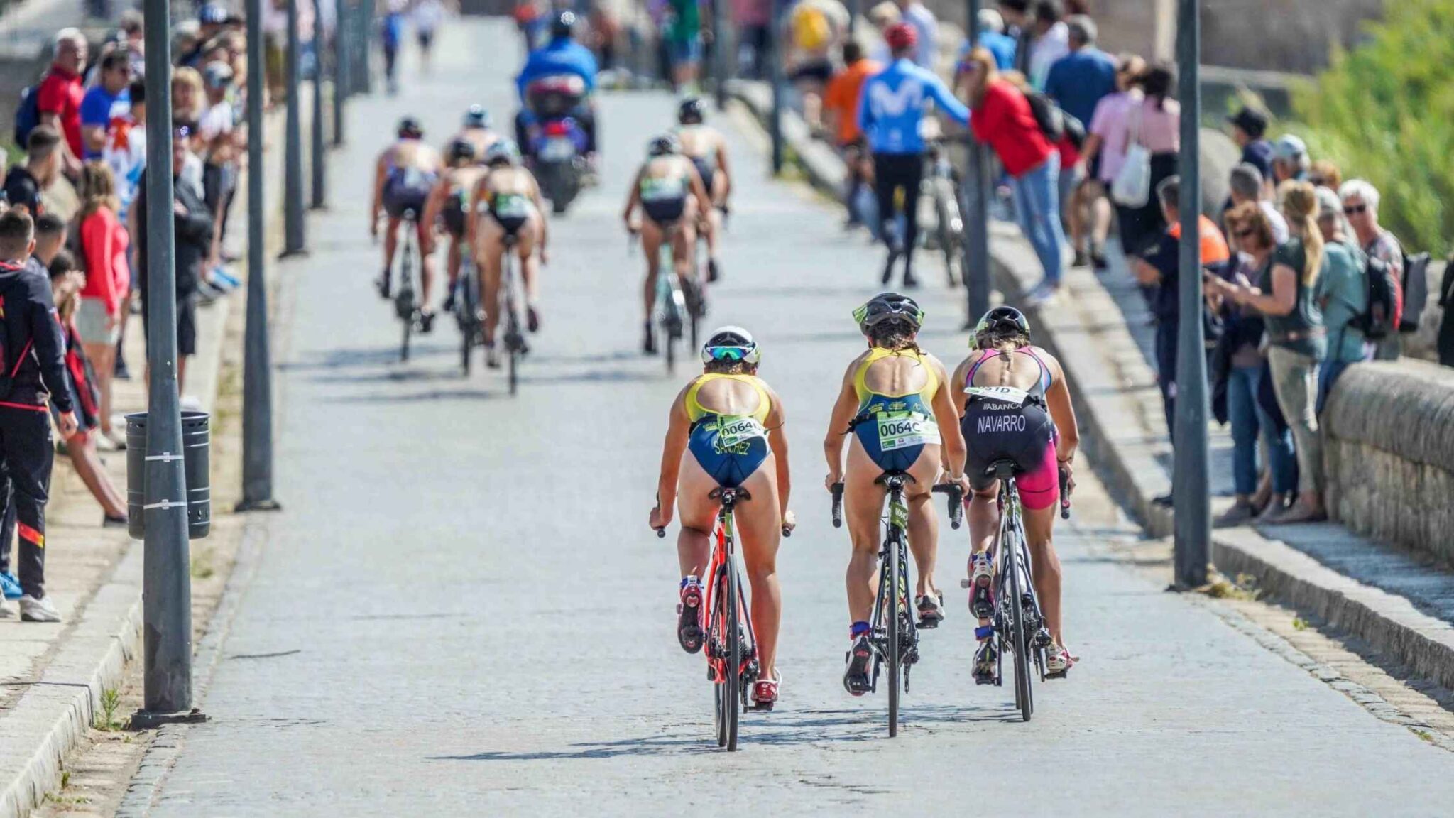 Triatletas durante el segmento ciclista en Mérida
