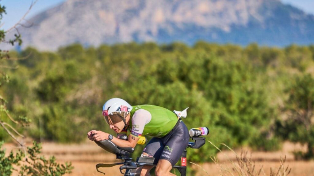 riatleta durante el segmento ciclista de Challenge Peguera Mallorca