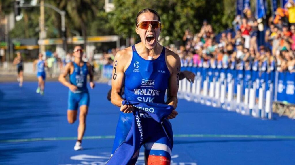 Zuzana Michalickova célèbre sa victoire à la Coupe du monde de triathlon de Rio 2026