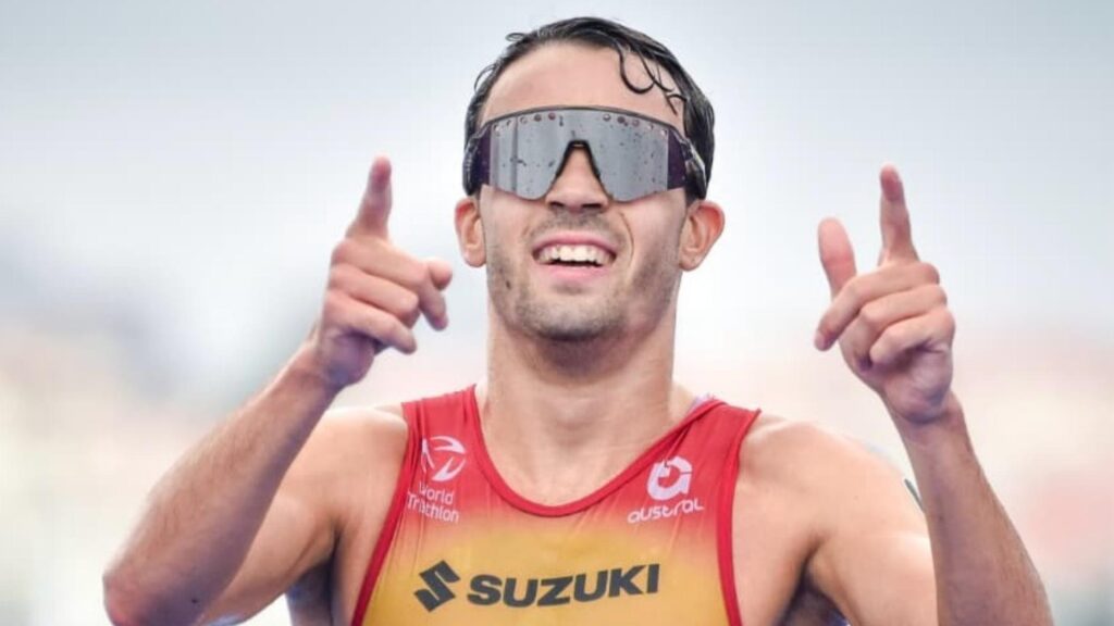 David Cantero celebrando tras competir en la WTCS Weihai 2026