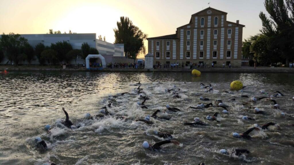 Salida de natación del Desafío Castilla y León 2026 en Medina de Rioseco