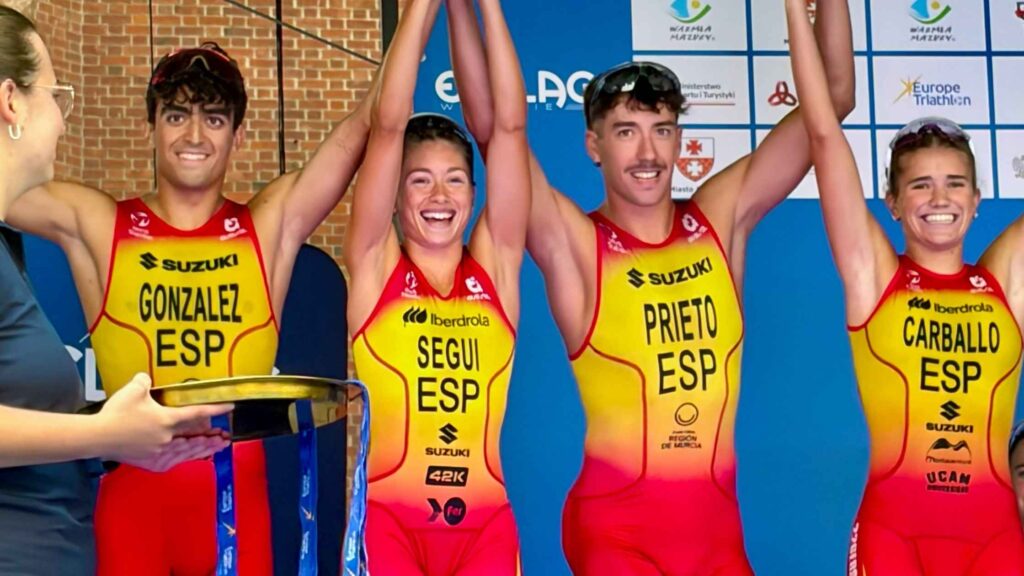 A equipe espanhola comemora a medalha de prata no Campeonato Europeu de Revezamento Misto de 2026 em Elbląg.