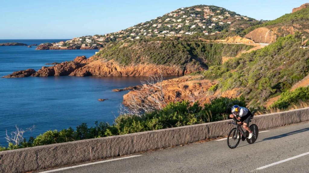 Triatleta en el segmento ciclista del French Riviera T100 junto a la costa
