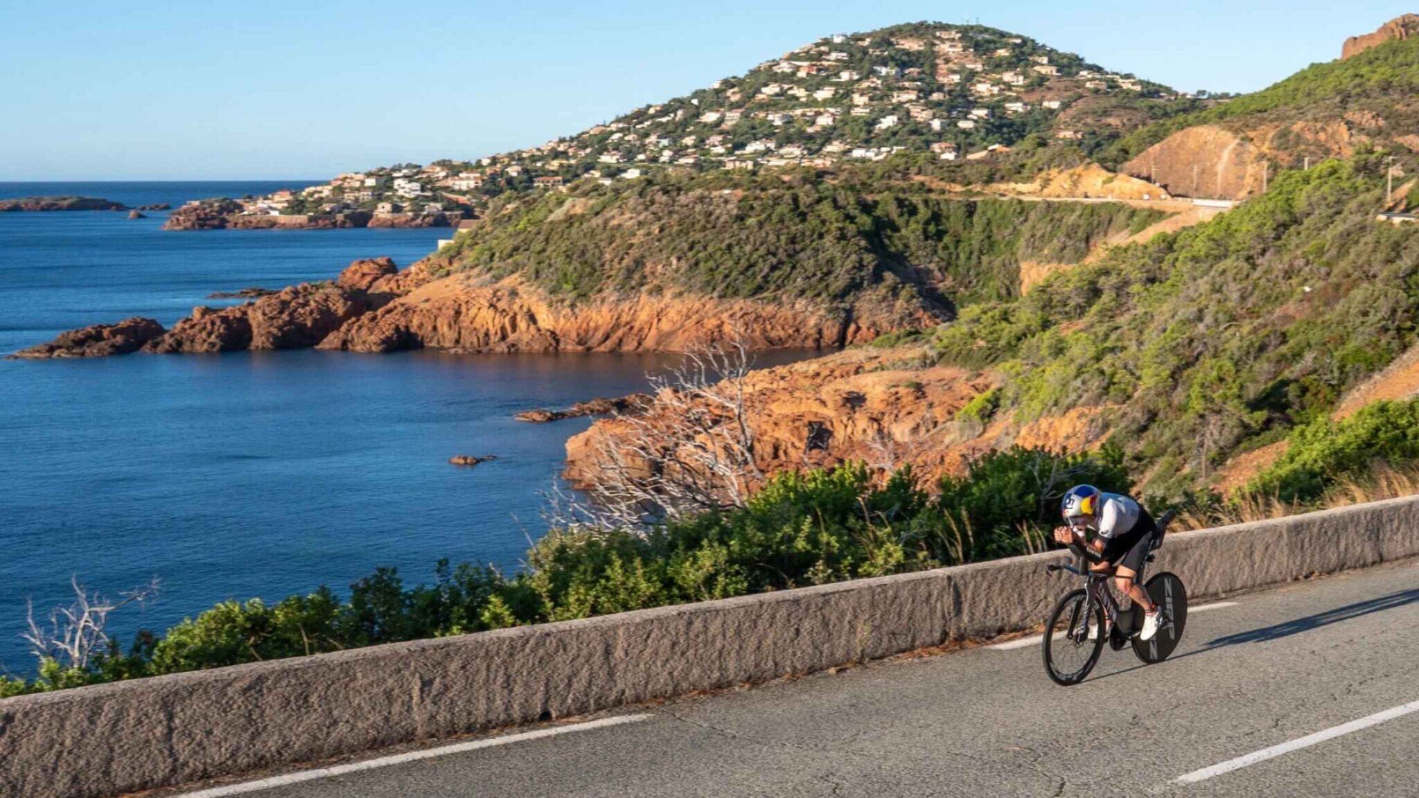 Triatleta en el segmento ciclista del French Riviera T100 junto a la costa