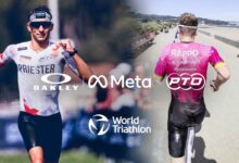Dos triatletas con gafas Oakley Meta junto a los logotipos de Meta, PTO y World Triathlon