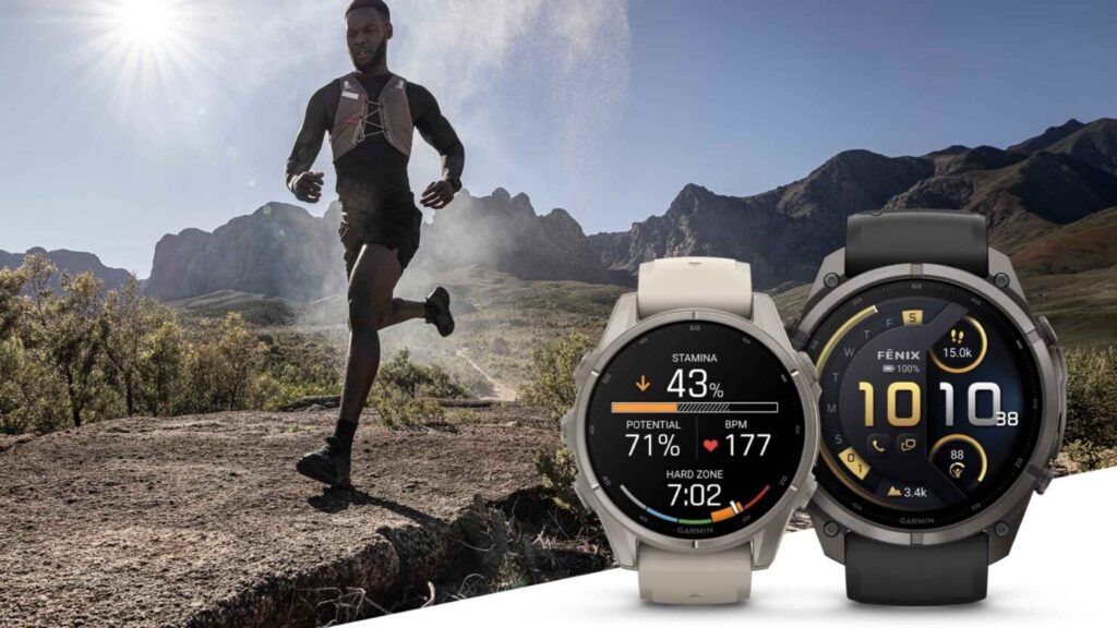 Garmin fēnix 9 y fēnix 9 Pro junto a un deportista corriendo en montaña