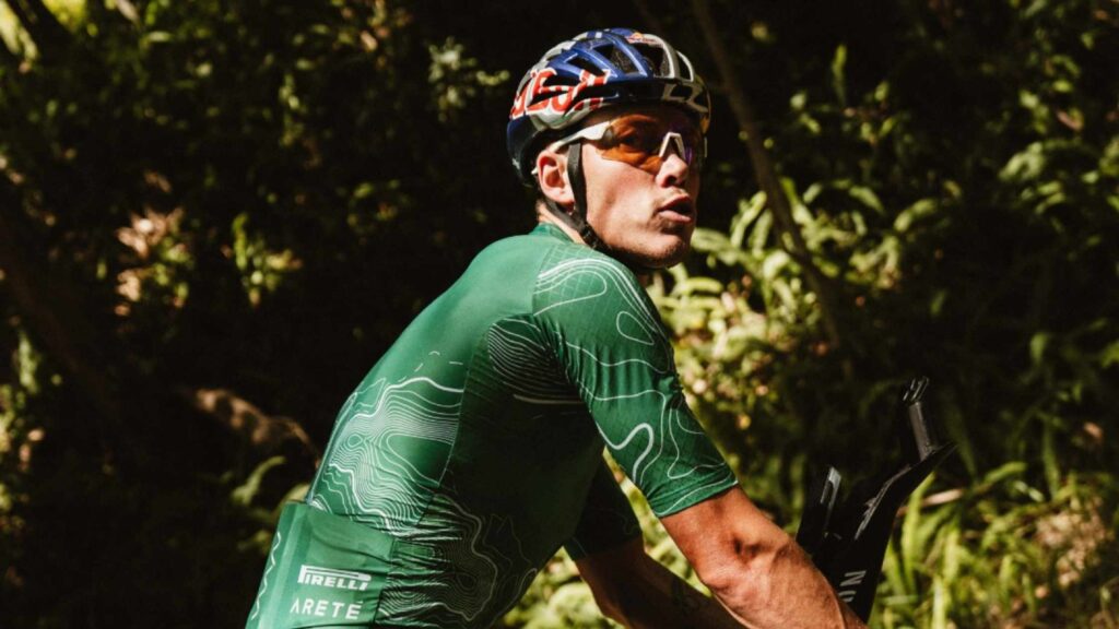 Hayden Wilde entrenando en bicicleta antes de su intenso calendario de septiembre