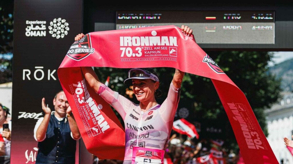 Laura Philipp cruza la meta del IRONMAN 70.3 Zell am See-Kaprun 2026