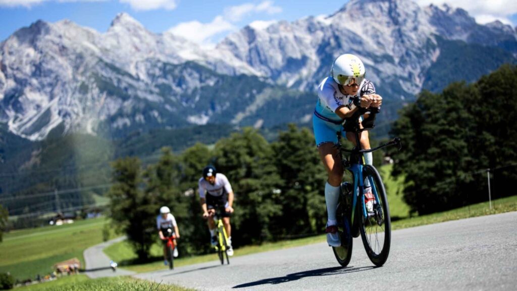 riatletas profesionales durante el segmento ciclista del IRONMAN 70.3 Zell am See 2025