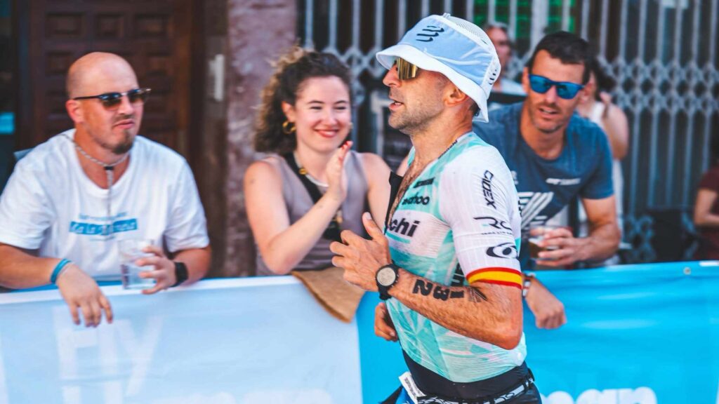 Antonio Benito durante el segmento de carrera a pie en una prueba IRONMAN