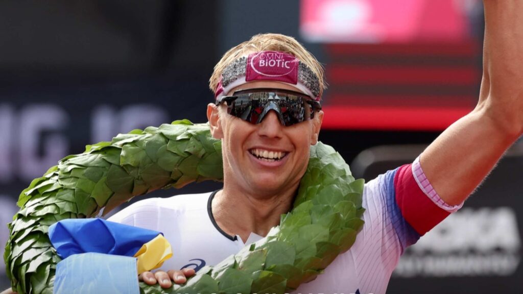 Jonas Schomburg celebra su victoria en el IRONMAN Kalmar 2026