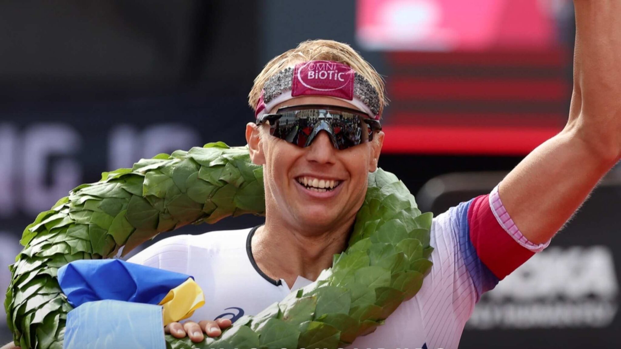Jonas Schomburg celebra su victoria en el IRONMAN Kalmar 2026