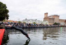 Un triatleta se lanza al agua en el IRONMAN Kalmar