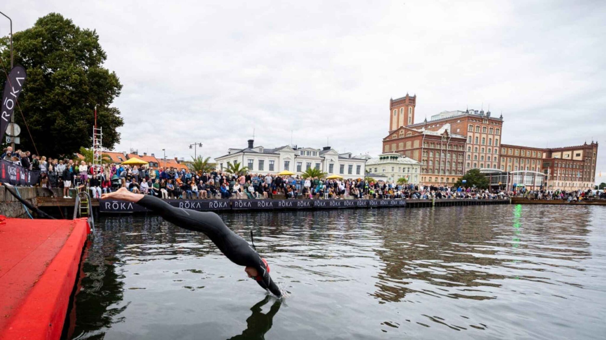 Un triatleta se lanza al agua en el IRONMAN Kalmar