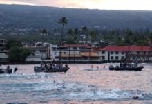 Triatletas durante la natación del Campeonato del Mundo IRONMAN en Kona
