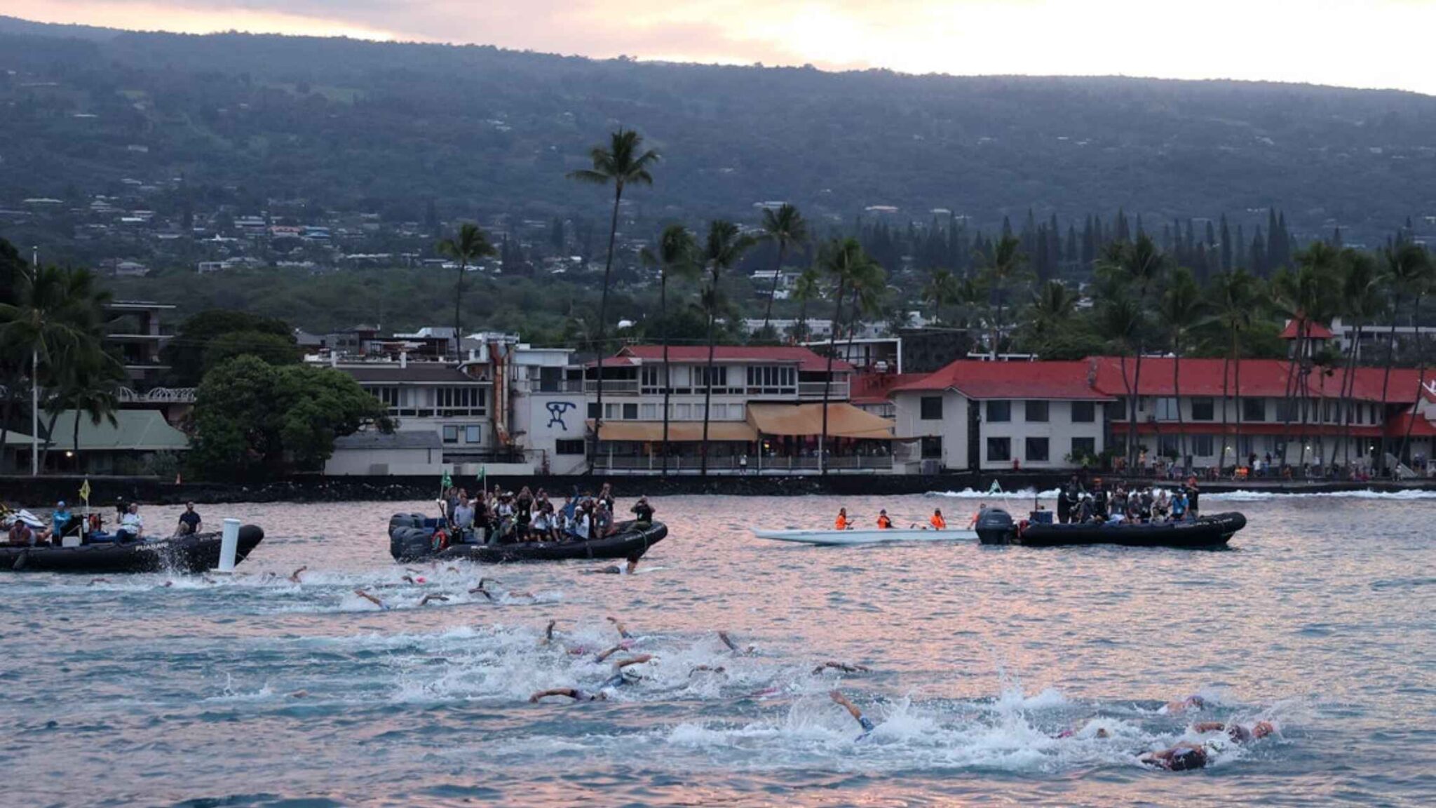 Triatletas durante la natación del Campeonato del Mundo IRONMAN en Kona