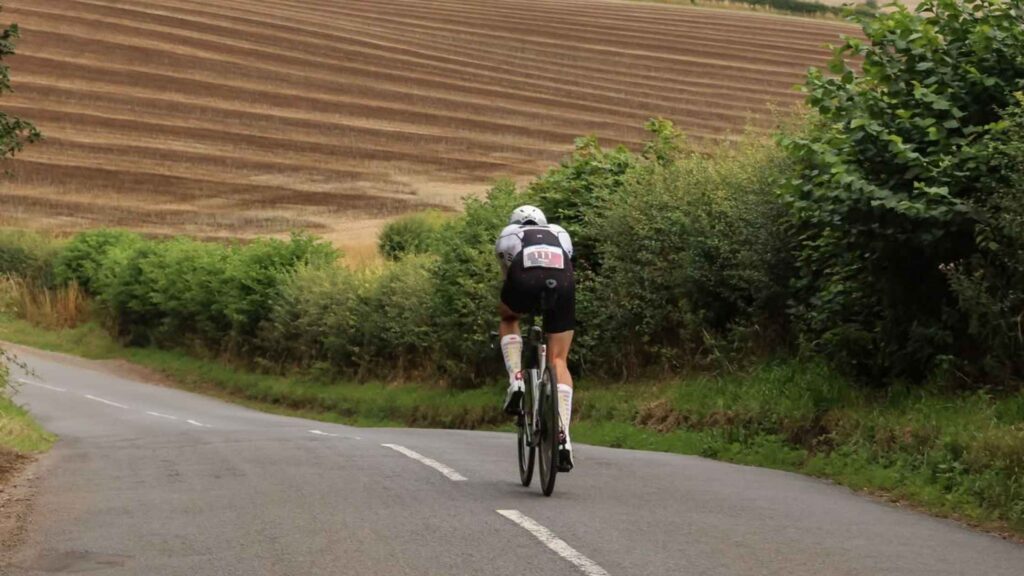 Triatleta durante el segmento ciclista del IRONMAN Leeds