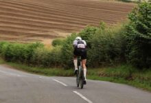 Triatleta durante el segmento ciclista del IRONMAN Leeds
