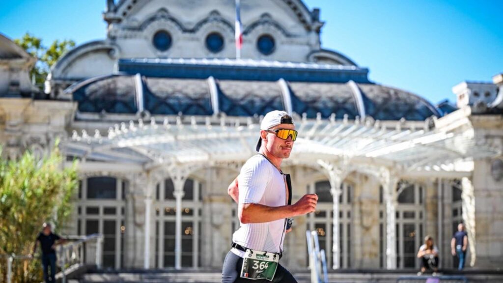 Triatleta corriendo durante el IRONMAN Vichy