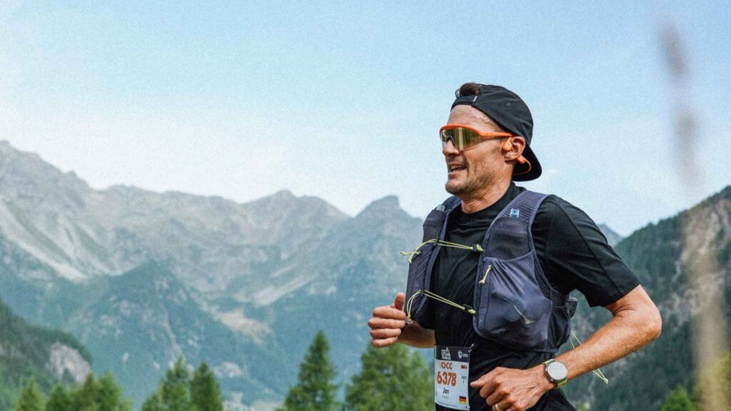 Jan Frodeno con dorsal de la OCC durante el UTMB Mont-Blanc 2026