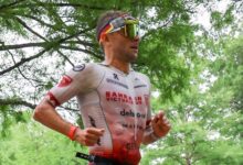 Jelle Geens durante el segmento de carrera a pie en un triatlón