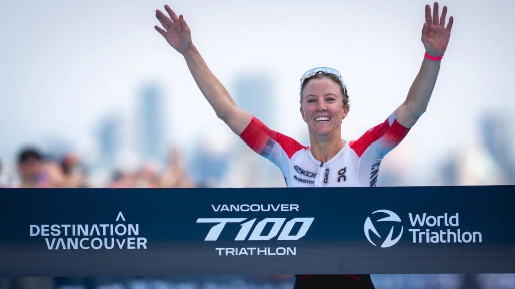 Julie Derron celebra su victoria en el T100 Vancouver 2026