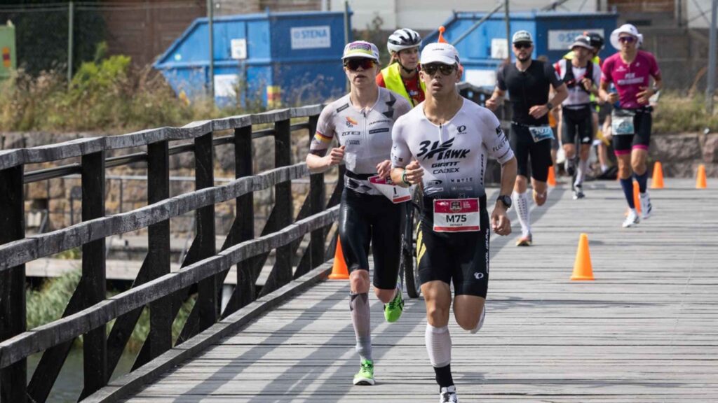 Triatletas durante la carrera a pie del IRONMAN Kalmar