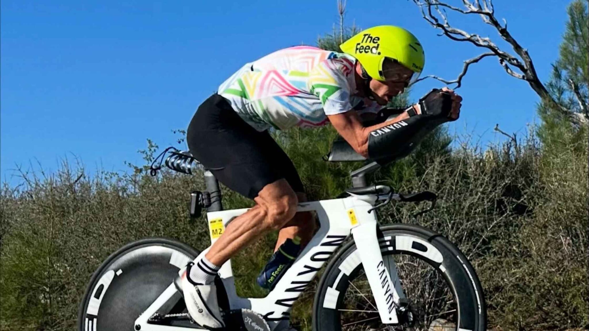 Lionel Sanders durante el segmento ciclista de un triatlón