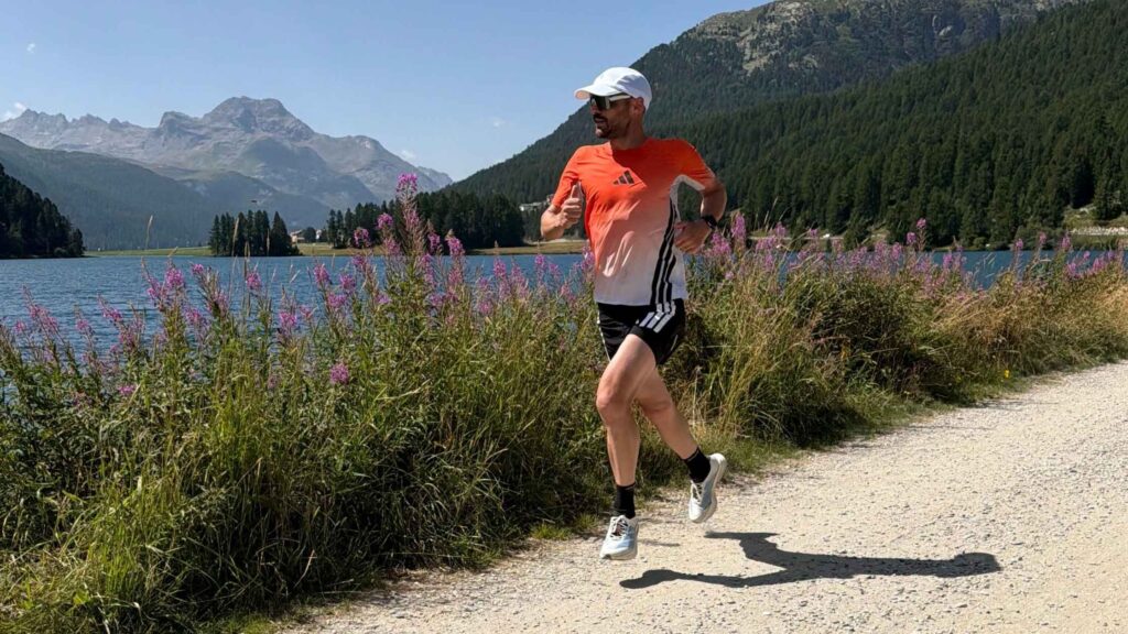 Patrick Lange entrenando en altura en St. Moritz antes de Kona 2026