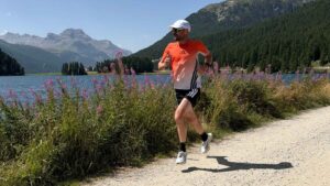 Patrick Lange entrenando en altura en St. Moritz antes de Kona 2026