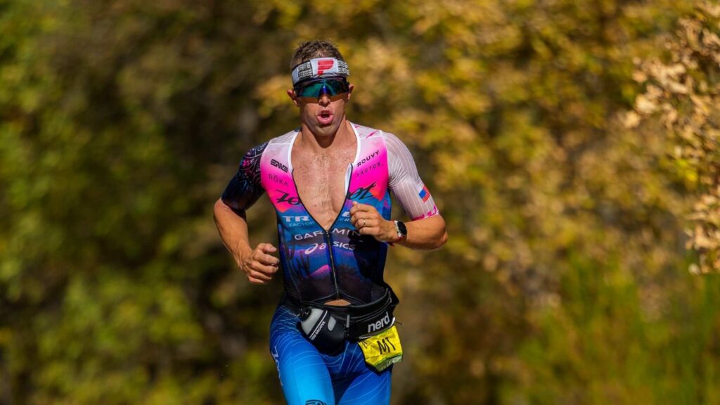 Sam Long corriendo durante una prueba de triatlón