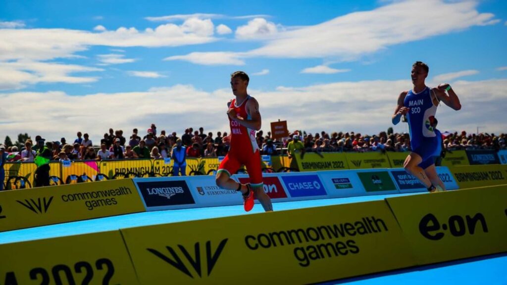 Dos triatletas compiten en los Juegos de la Commonwealth de Birmingham 2022