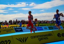 Dos triatletas compiten en los Juegos de la Commonwealth de Birmingham 2022