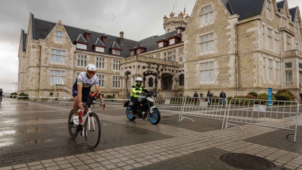 Triatleta en bicicleta durante el Triatlón Ciudad de Santander frente al Palacio de la Magdalena