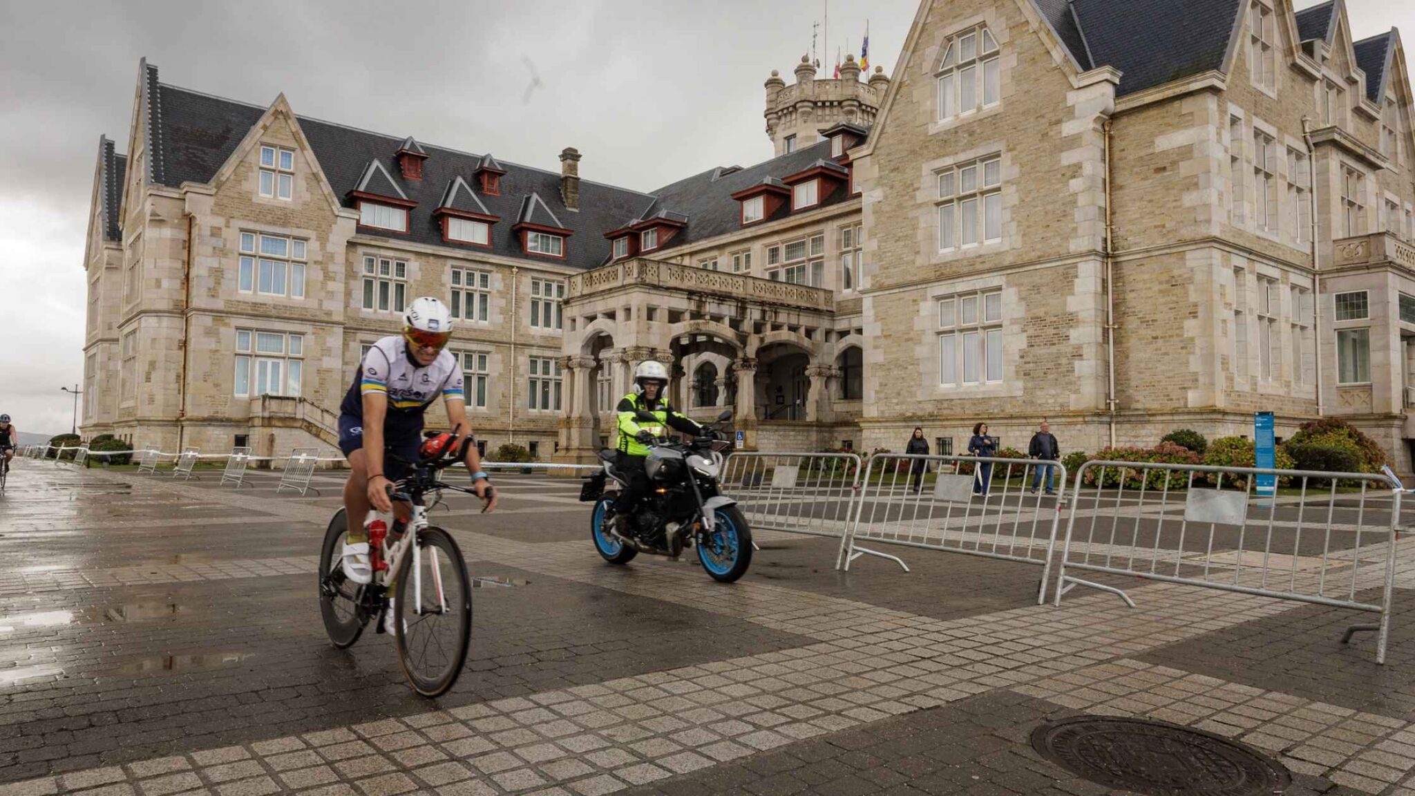 Triatleta en bicicleta durante el Triatlón Ciudad de Santander frente al Palacio de la Magdalena