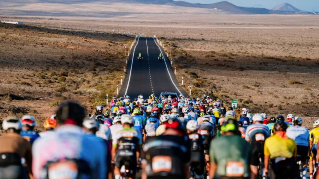 Pelotón de la Vuelta Ciclista a Lanzarote recorriendo una carretera de la isla