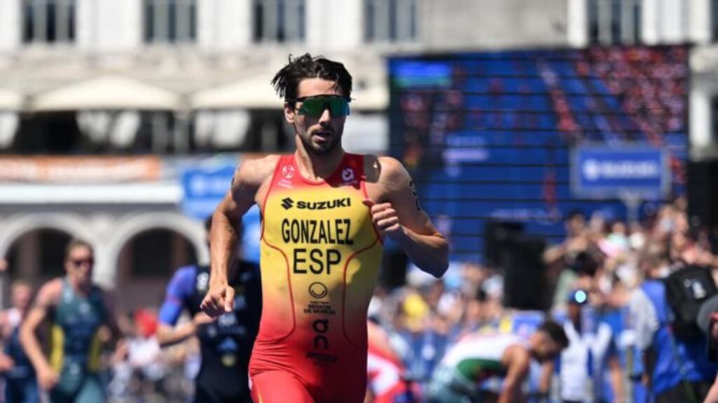 Triatleta español González durante una prueba de las World Triathlon Championship Series