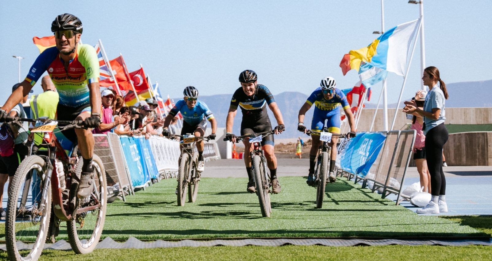 aCiclistas durante la 4 Stage MTB Race Lanzarote