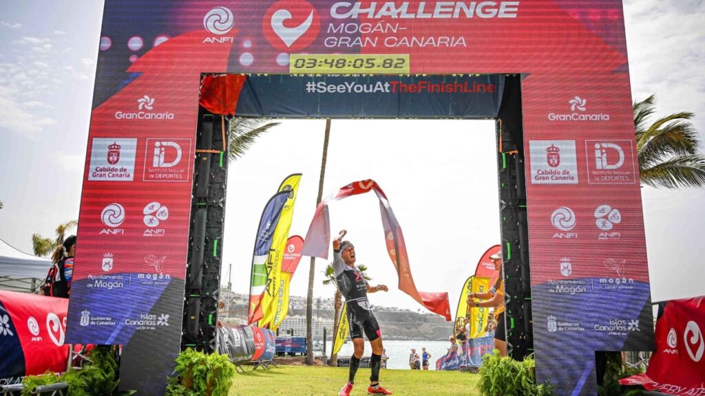 Triatleta cruzando la meta del Anfi Challenge Mogán-Gran Canaria